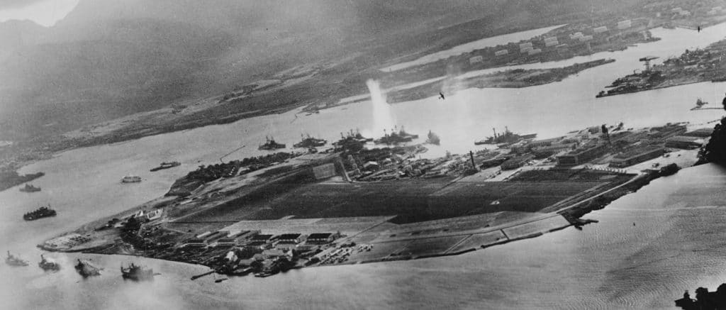 Pearl Harbor - Into the Arizona dives into the sunk ship