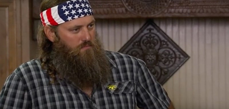 Willie dyes his beard in Duck Dynasty