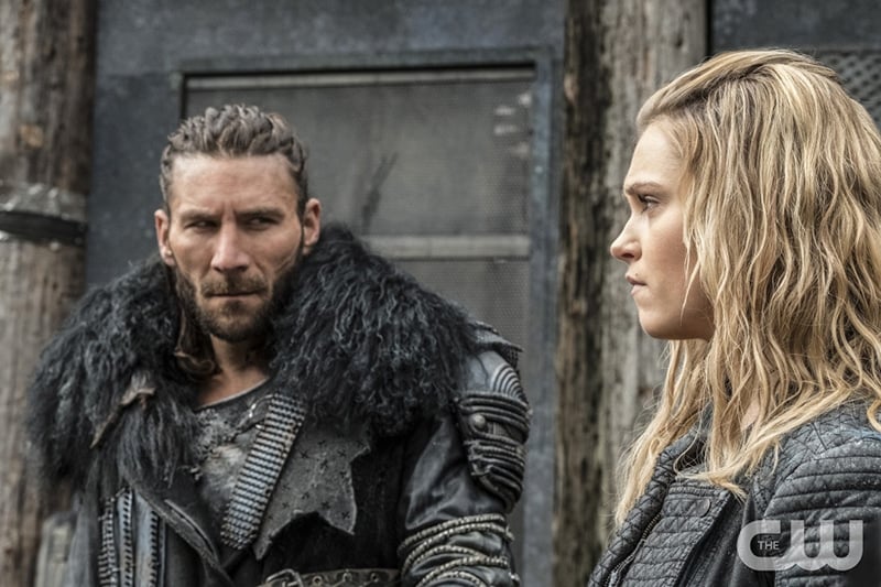 Eliza Taylor and Zach McGowan on The 100