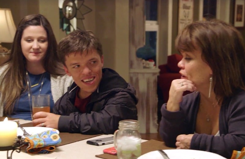 Amy Roloff talkig to Zach and Tori at the dinner table on Little People, Big World