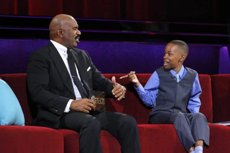 King Nahh pointing at Steve Harvey while making him laugh on Little Big Shots