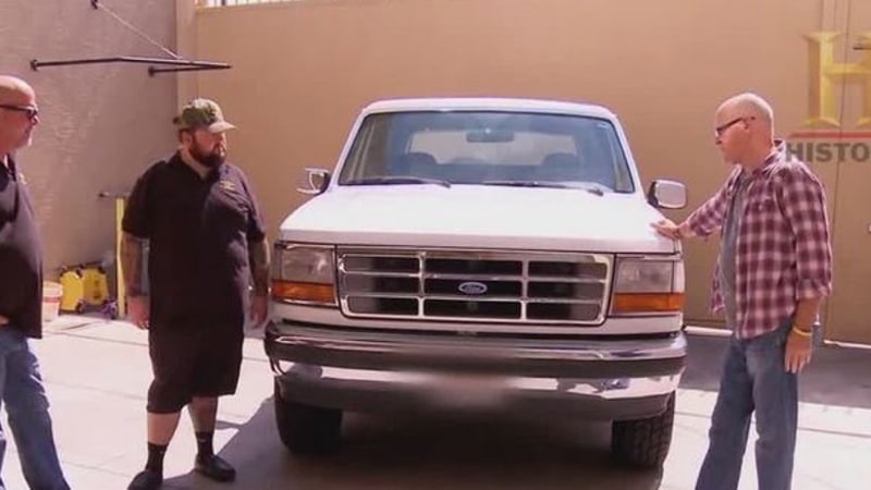 O.J. Simpson's Ford Bronco in a yard as Pawn Star's team consider buying it
