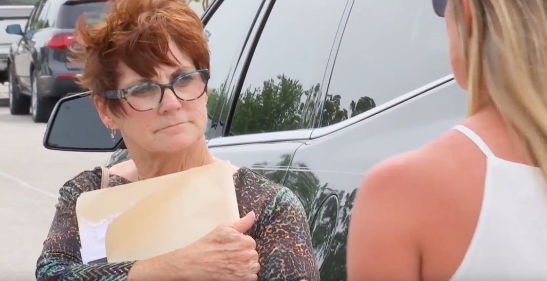 Barbara talking to Jenelle friend outside court on Teen Mom 2