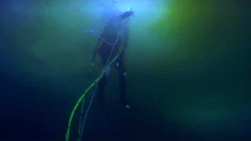 Andy Kelly heads to surface after his diving regulator fails on Bering Sea Gold