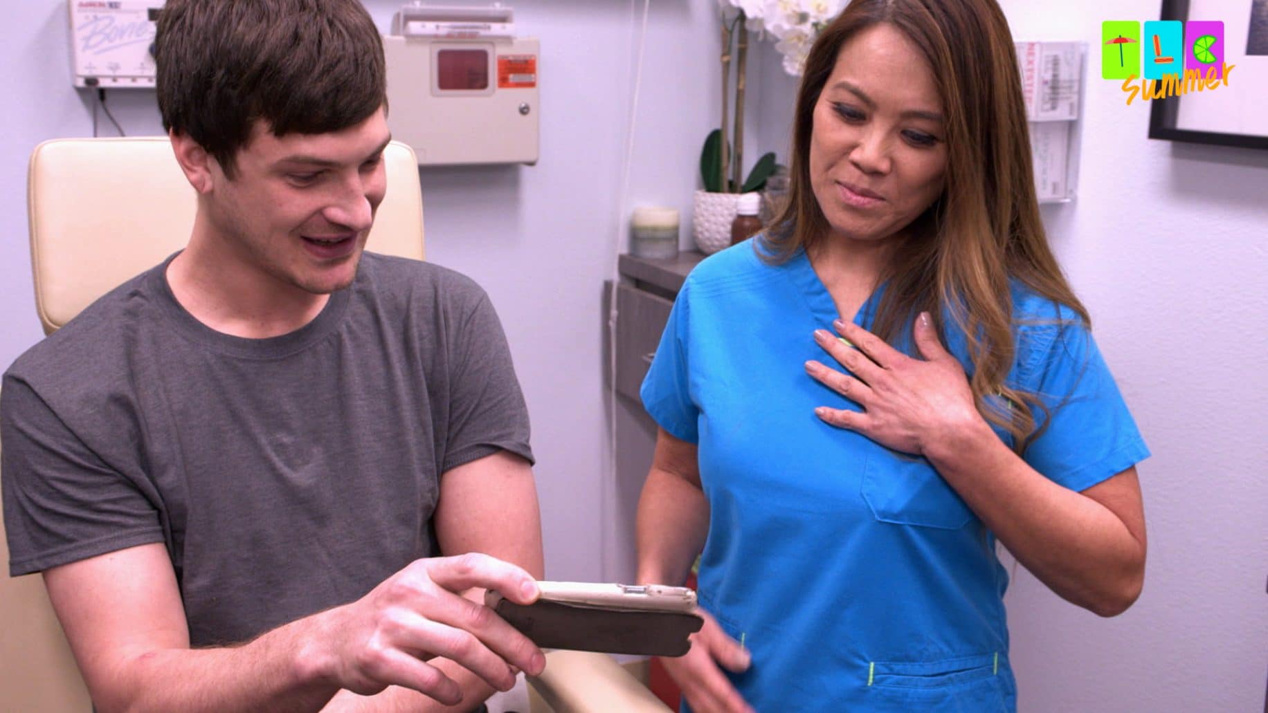 Nick shows off his home video of him removing a lipoma and Dr. Lee gets quite irate