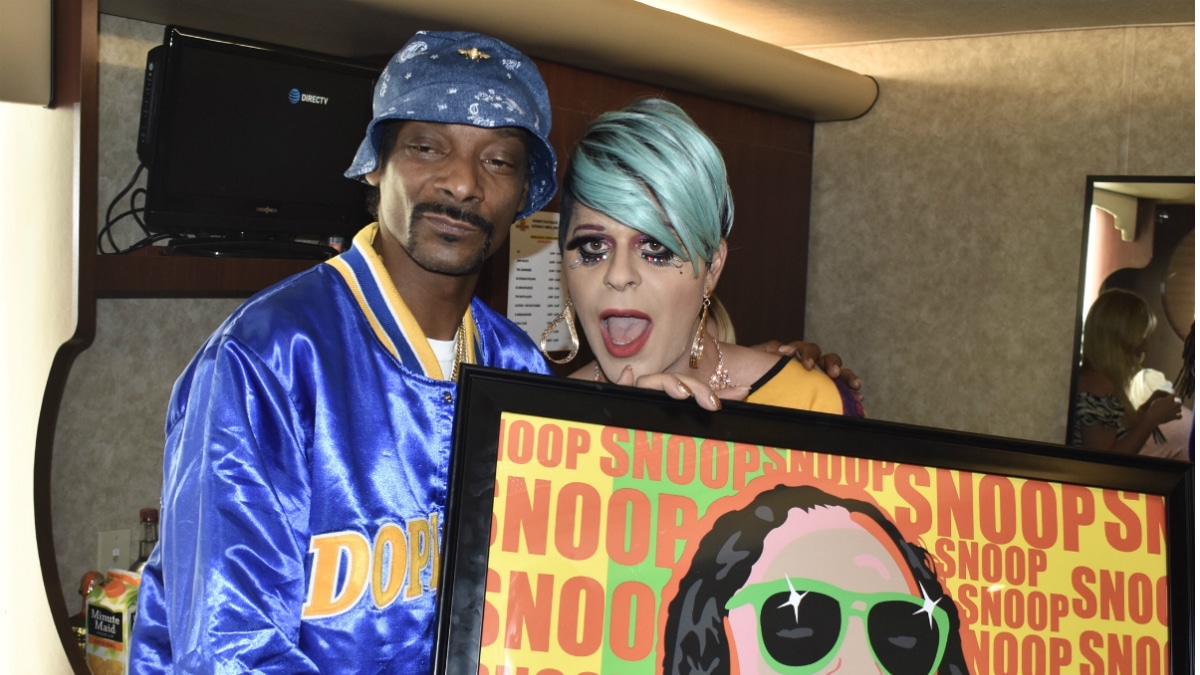Sham presents Snoop with original artwork