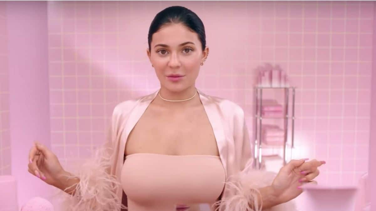 Kylie Jenner applying her skincare