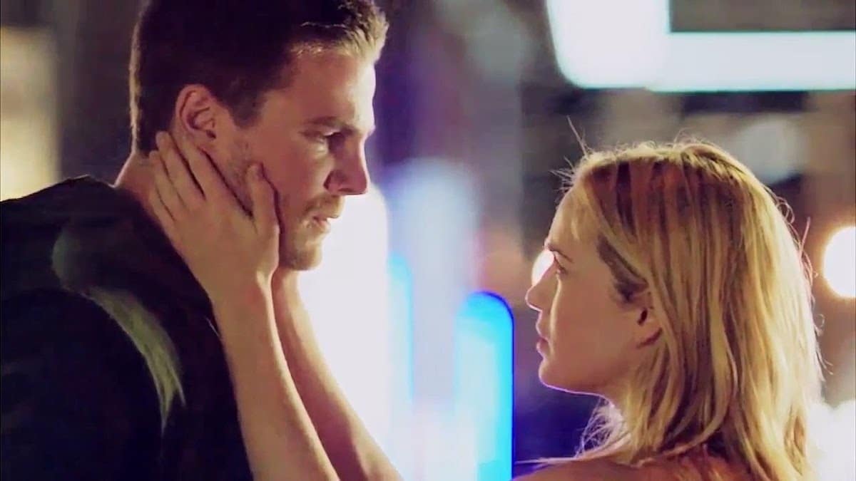 Stephen Amell as Oliver Queen and Caity Lotz as Sara Lance on Arrow.