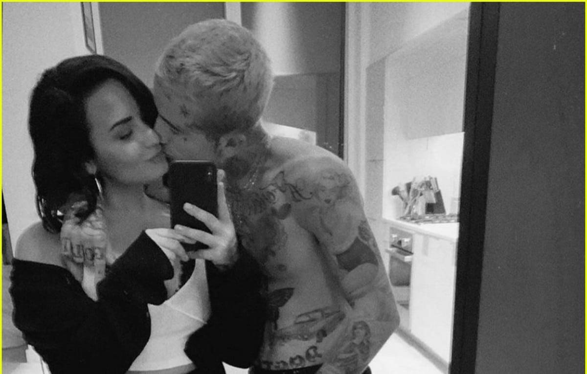 Demi Lovato and Austin Wilson pose for a mirror selfie