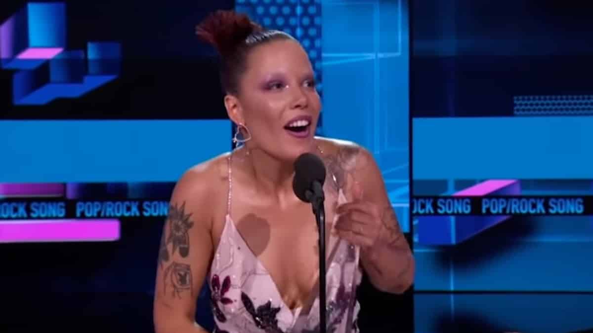 halsey accepts award at 2019 amas for without me