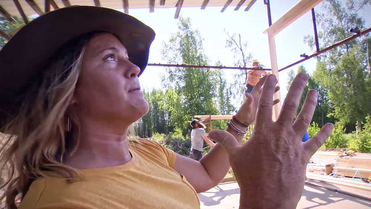 Misty Raney explains what her dad Marty is doing as they put up walls for the homesteader. Pic credit: Discovery.