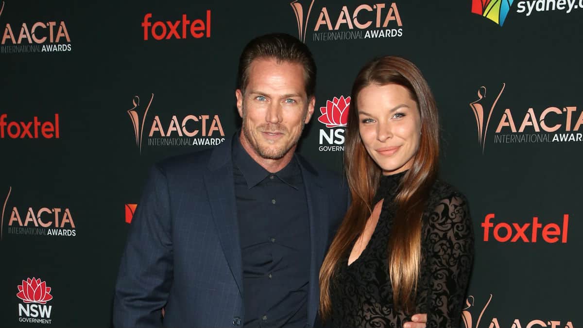 Sex and the City hunk Jason Lewis is engaged.