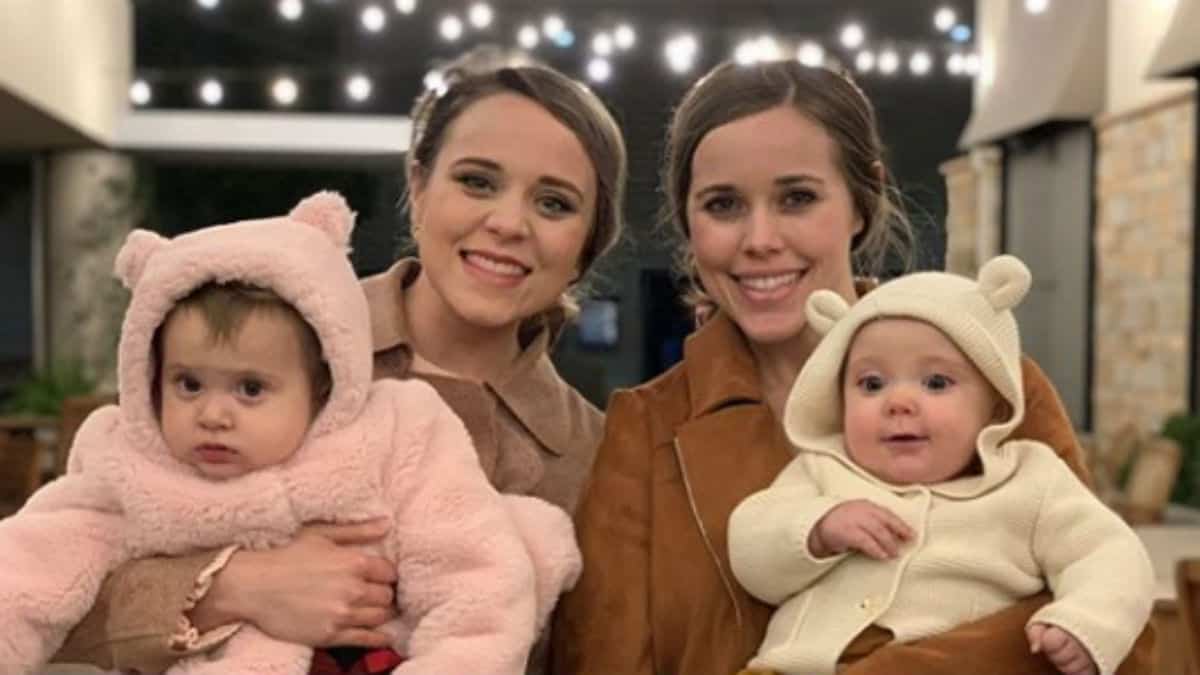 Jinger and Jessa Duggar with their baby girls.
