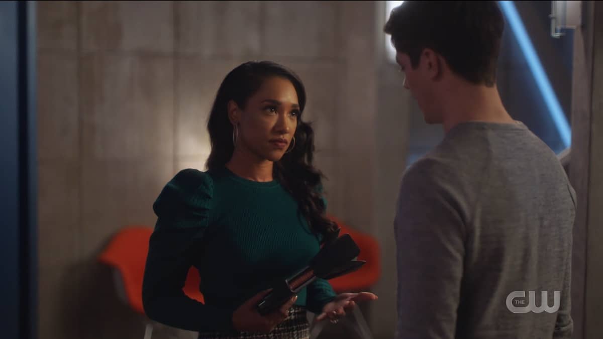 Barry (Grant Gustin) entrusts Mirror Iris (Candice Patton) with the mirror gun. Pic credit: The CW