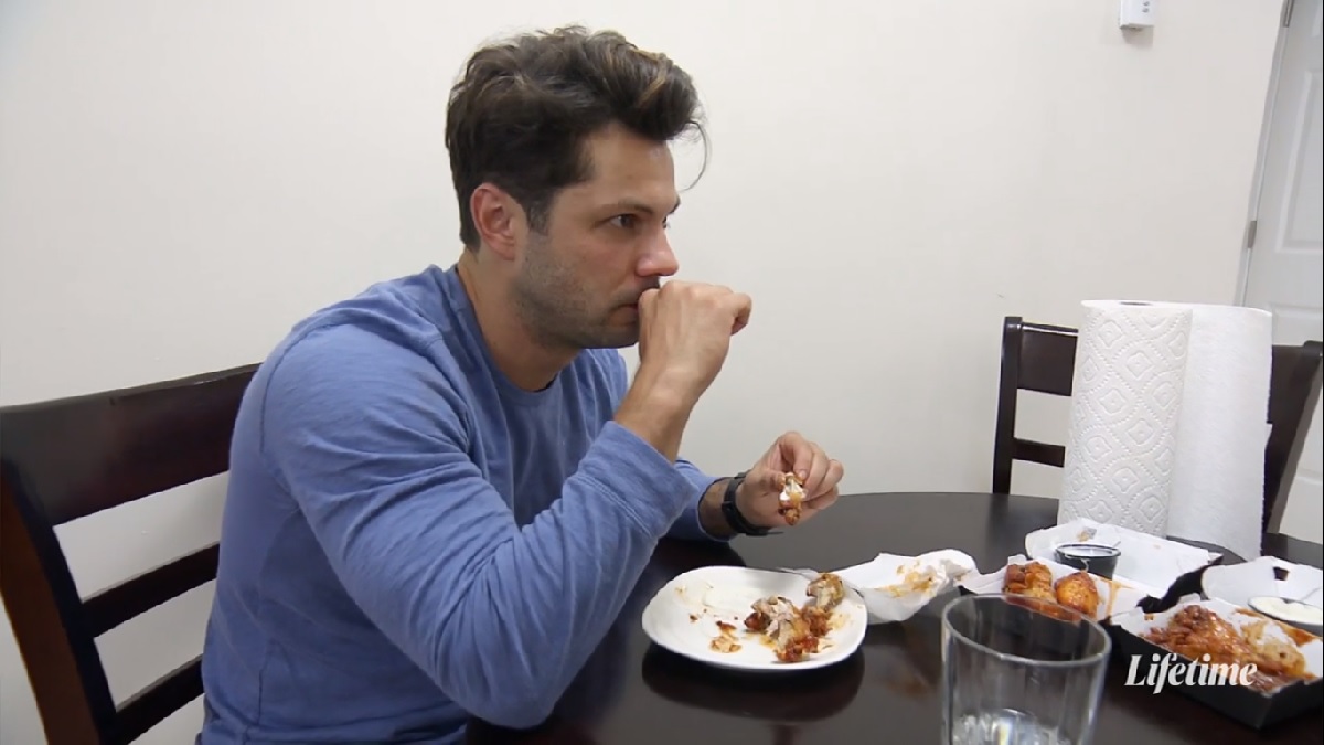 Zach from Married at First Sight eats chicken wings with Mindy