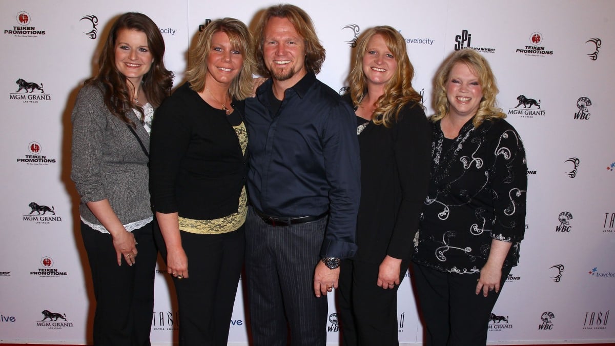 Sister Wives star Kody Brown and co-stars Robyn, Meri, Christine, and Janelle strike a pose.