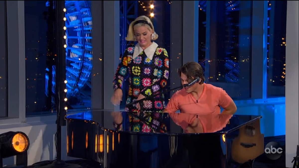 Katy Perry dances alongside Idol hopeful who plays the piano