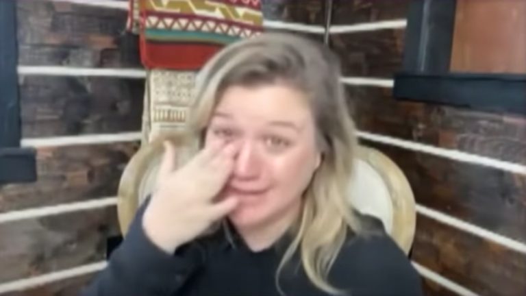 Kelly Clarkson crying