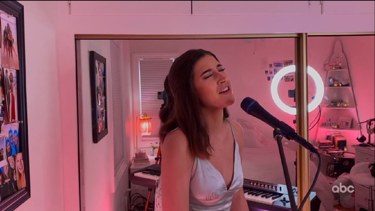 sophia james singing in her bedroom for American Idol Top 10