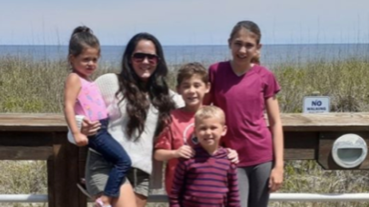 Jenelle with her 3 children and stepdaughter. Pic Credit: @j_evans1219 / Instagram
