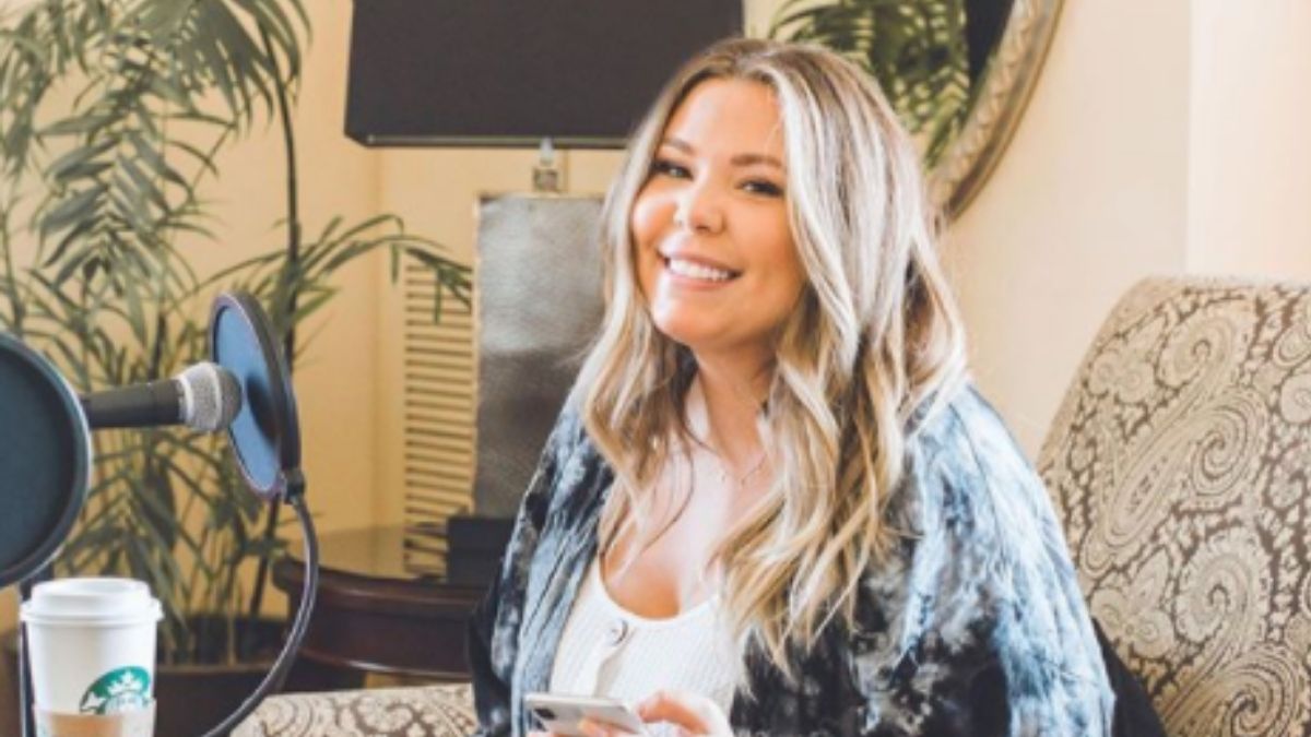 Kailyn Lowry sitting in a chair with Starbucks
