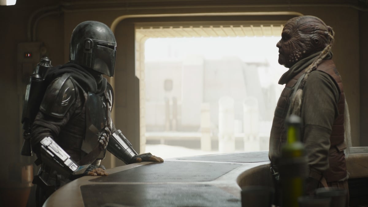 Pedro Pascal as The Mandalorian talking to Weequay bartender