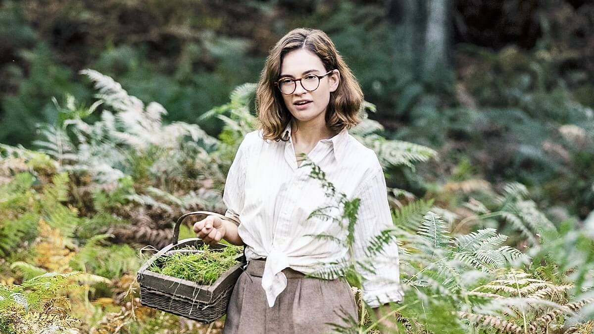 Image of Lily James as Peggy Piggott in The Dig.