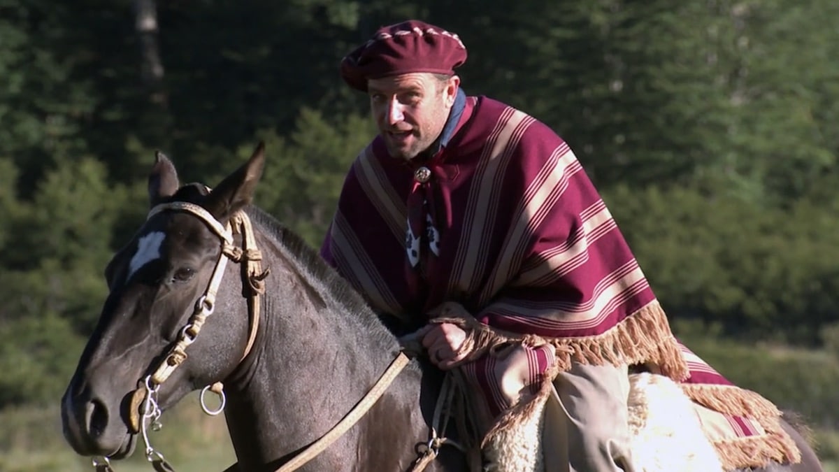 tj lavin arrives on horse in the challenge all stars episode 9