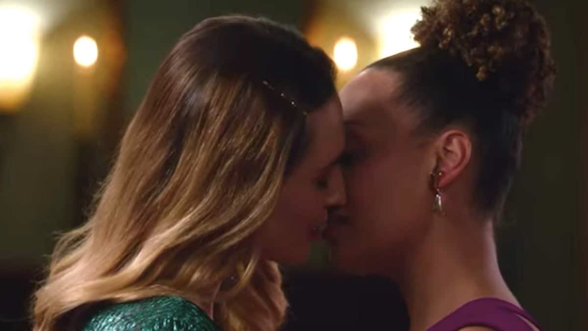 Joy and Zoey shared their first kiss on the series finale of Good Witch.
