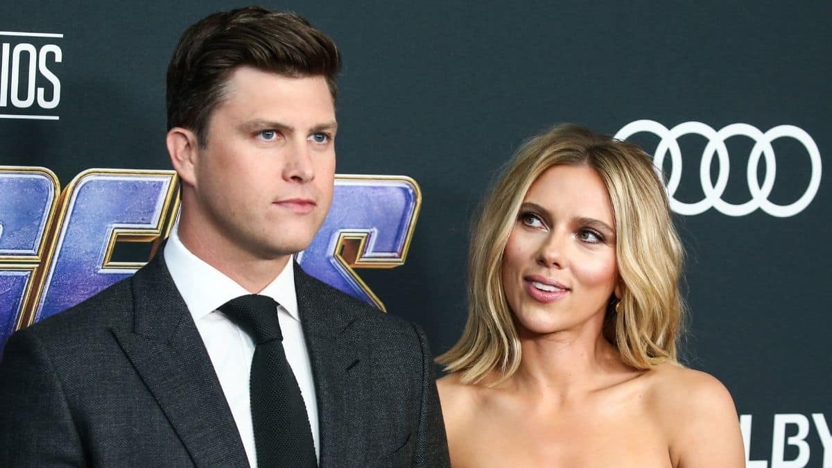 Red carpet image of Colin Jost and Scarlett Johnsson