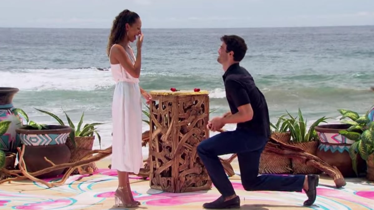 Joe Amabile and Serena Pitt during the proposal on Bachelor in Paradise