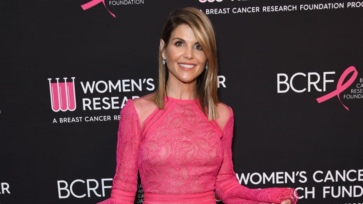 Lori Loughlin poses for photo at Women's Cancer Research benefit gala at Beerly Wilshire Four Seasons Hotel
