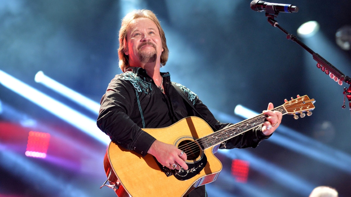 Travis Tritt performs at the 2014 Country Music Awards
