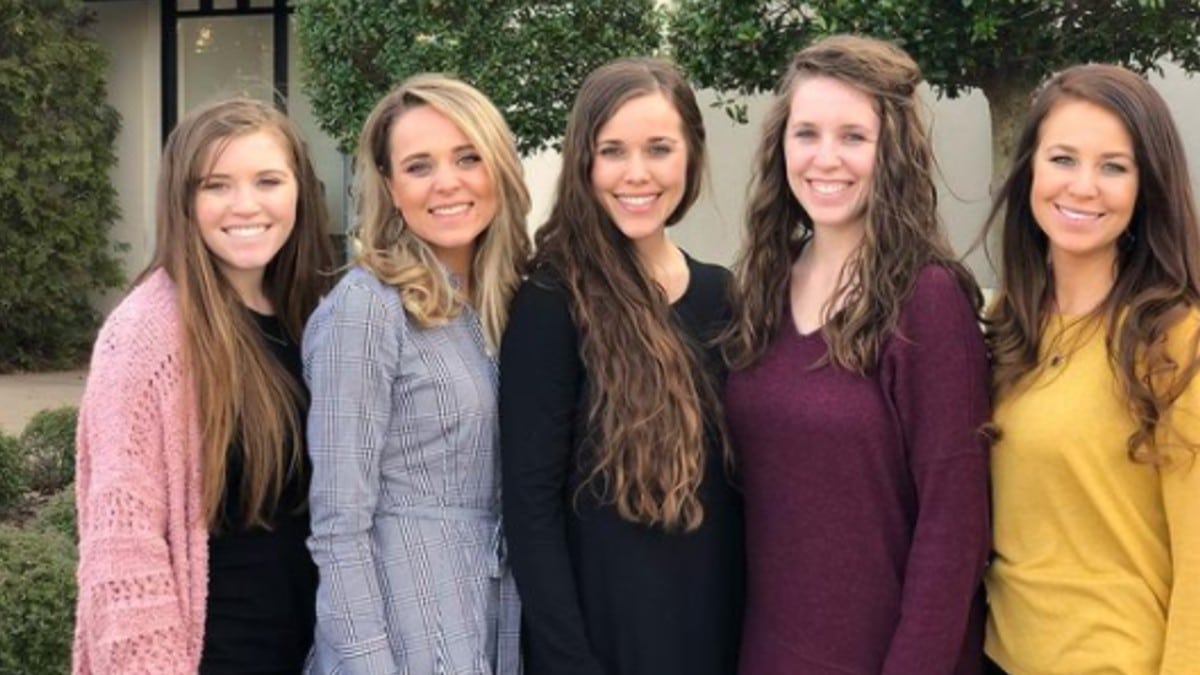 Duggar sisters hanging out.