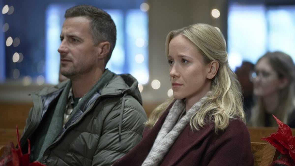 Brendan Penny and Jessy Schram in Time For Them To Come Home For Christmas