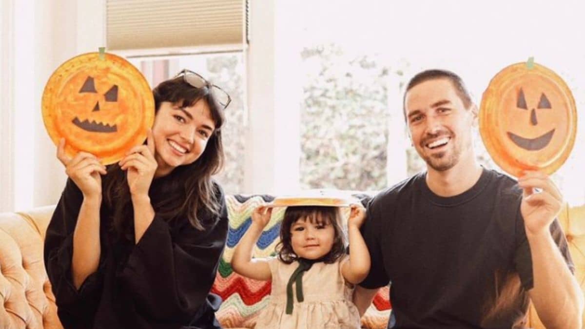 Bekah Martinez holds up a pumpkin face with boyfriend Grayston Leonard and her daughter