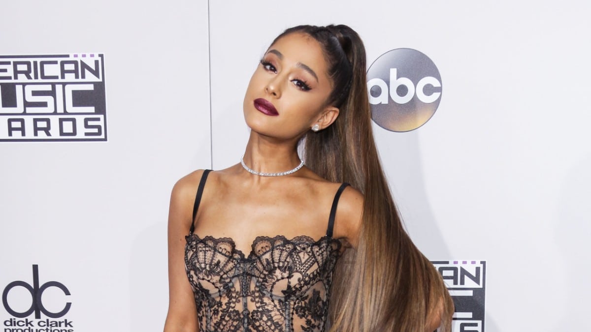 Ariana Grande posing for pictures at her arrival to the 2016 American Music Awards
