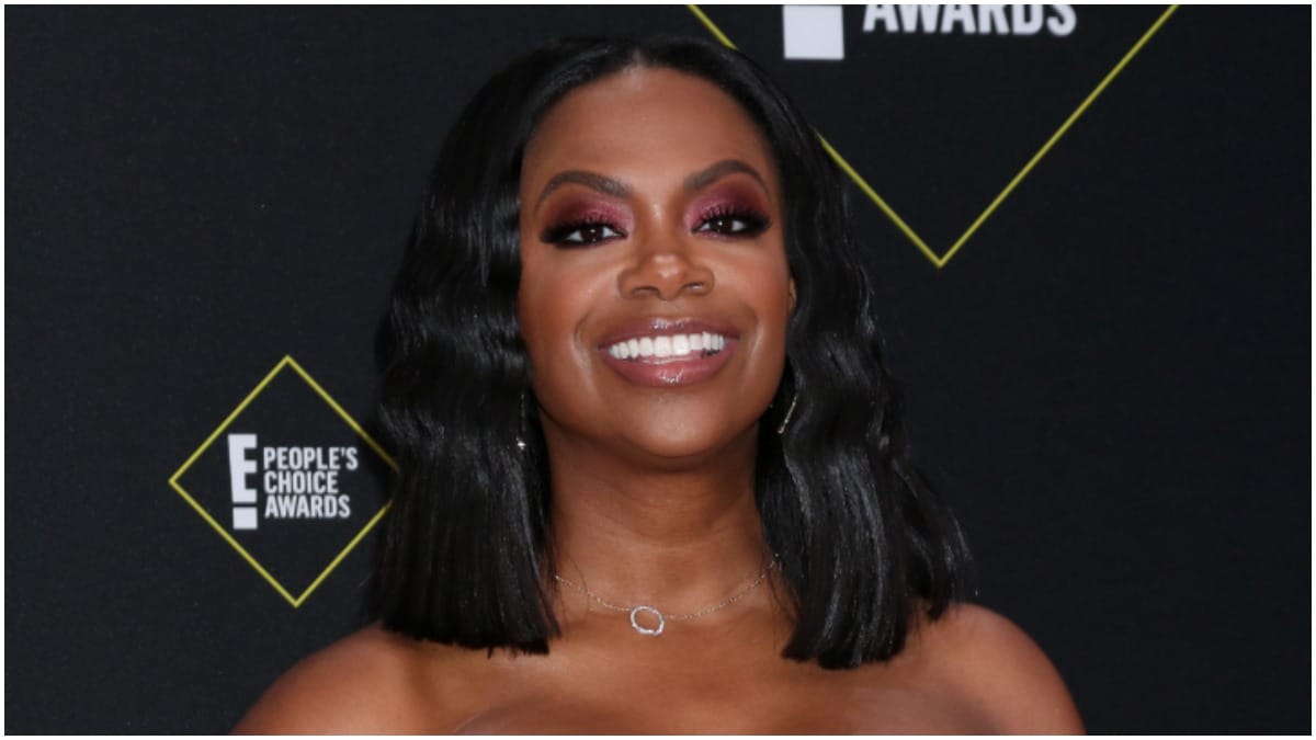 Kandi Burruss smiling on the red carpet at the 2019 People's Choice Awards.