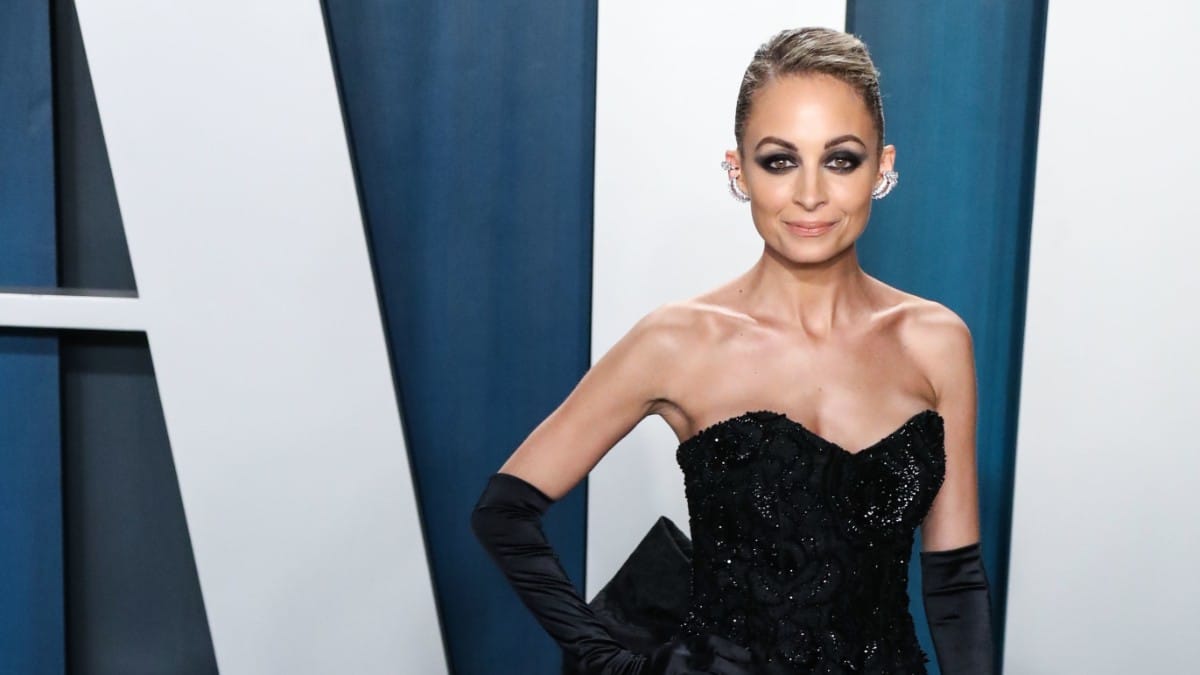 Nicole Richie poses for photos at the 2020 Vanity Fair Oscar Party