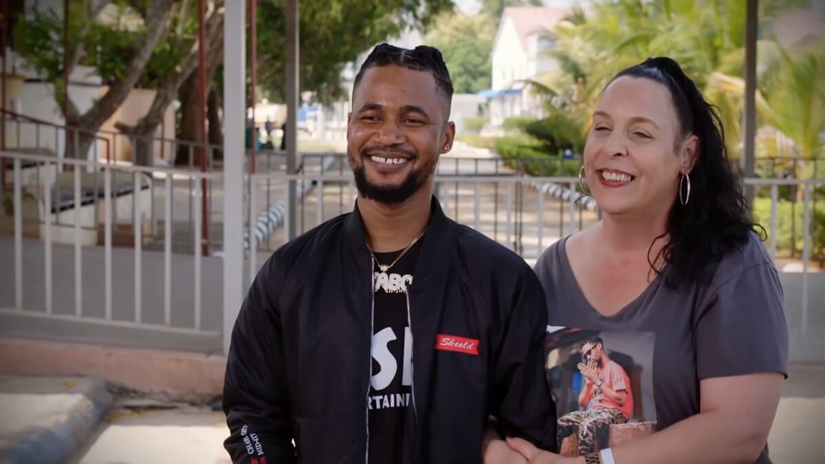 90 Day Fiance: Before the 90 Days Usman and Kimberly pose together after meeting.