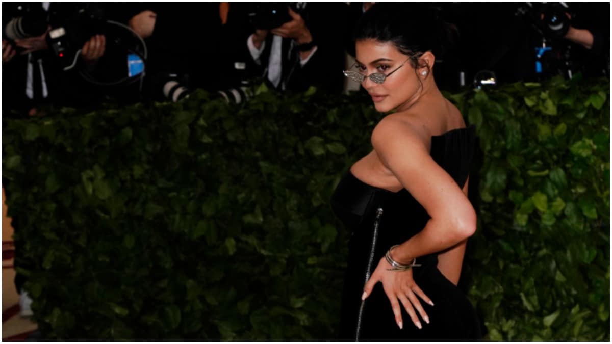 Kylie Jenner holding her hips on the red carpet.