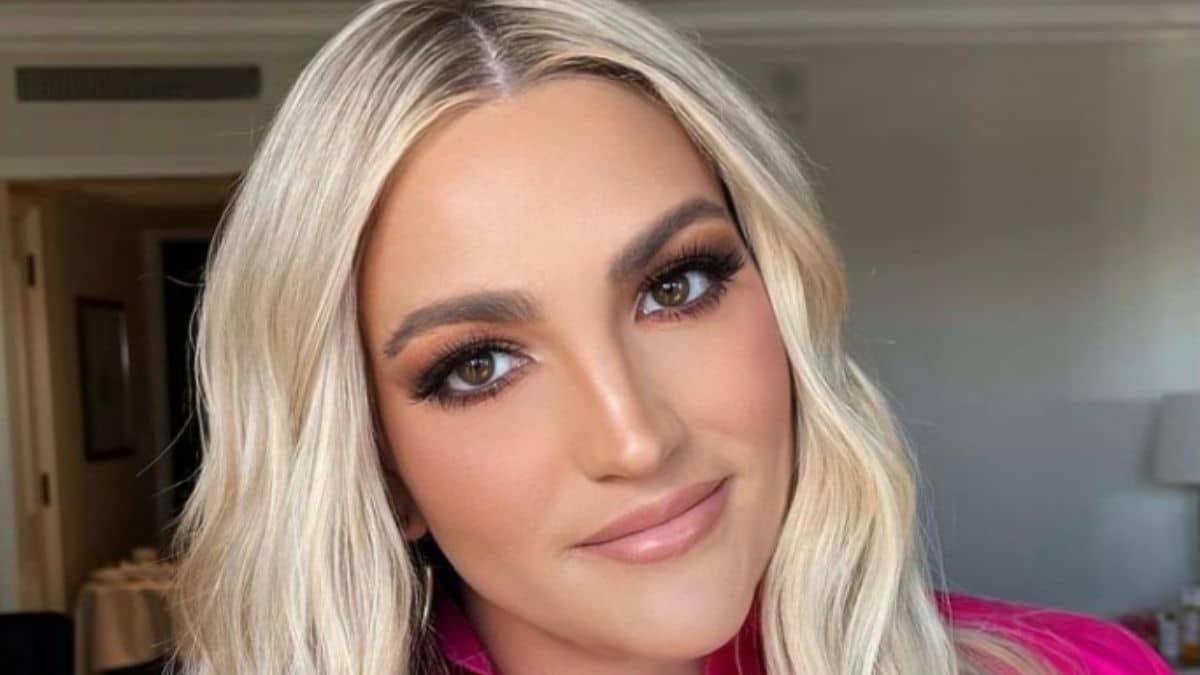 Jamie Lynn Spears close up with heavy makeup