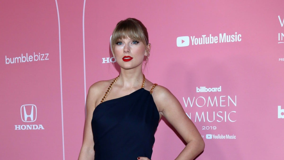 Taylor Swift poses for pictures at 2019 Women in Music awards