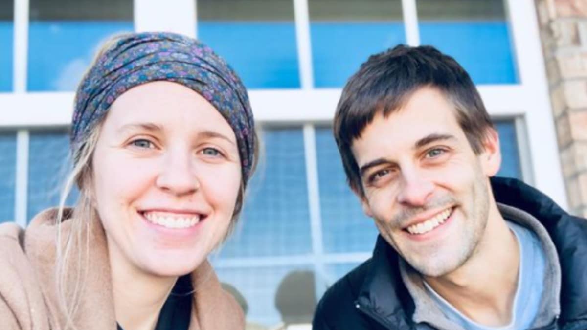 Jill Duggar and Derick Dillard posing while having coffee.