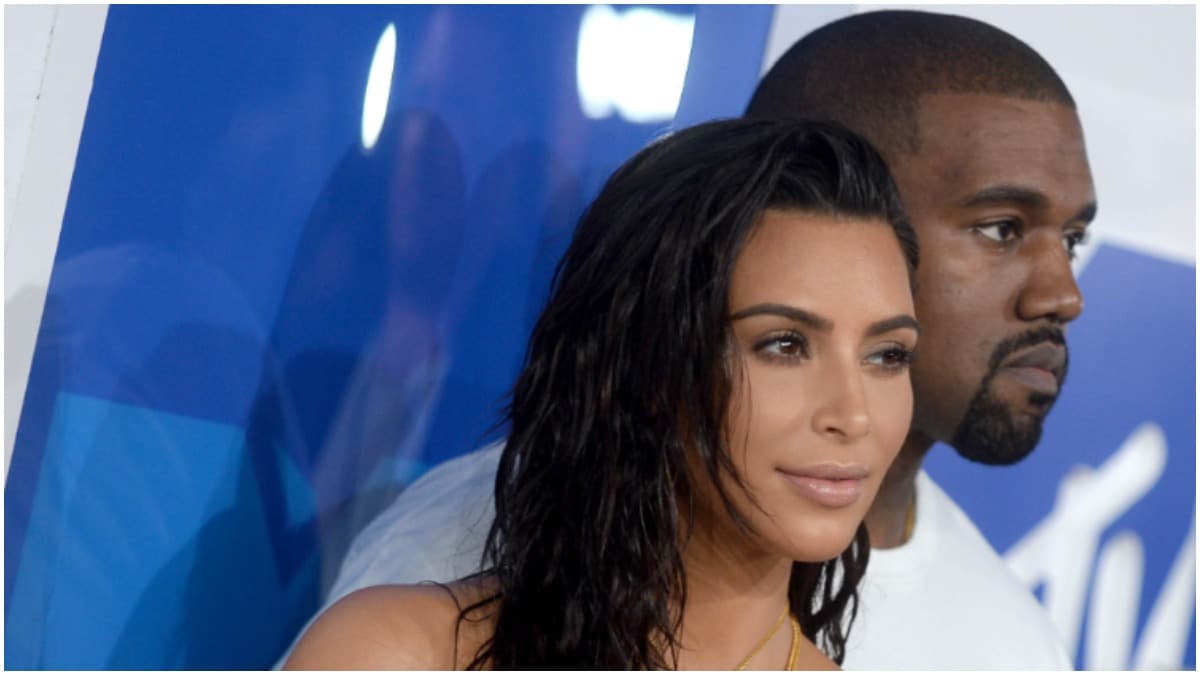 Kim Kardashian and Kanye West posing at the MTV awards.