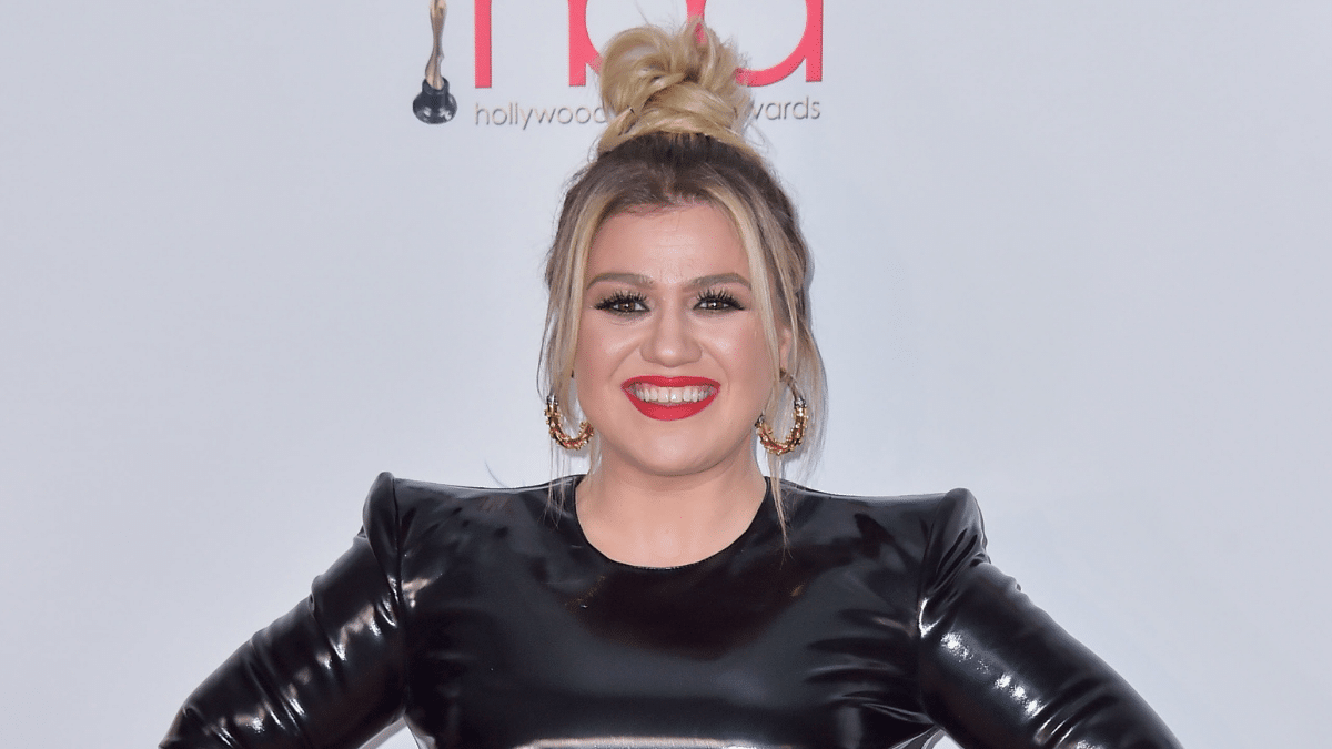 Singer Kelly Clarkson arrives at the 2020 Hollywood Beauty Awards held at the Taglyan Complex .