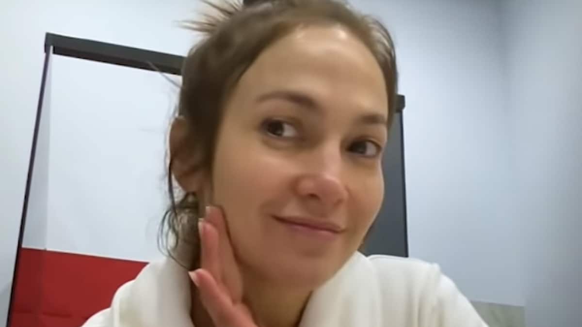 Jennifer Lopez showing her skin routine