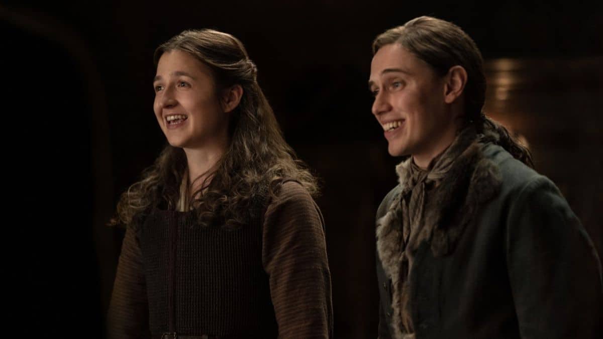 Caitlin O'Ryan as Lizzie and Paul Gorman as the Beardsley twins, as seen in Episode 7 of Starz's Outlander Season 7