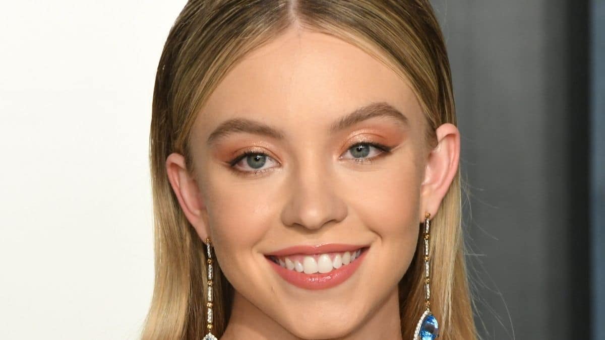 Sydney Sweeney with her hair parted in the middle at a red carpet appearance