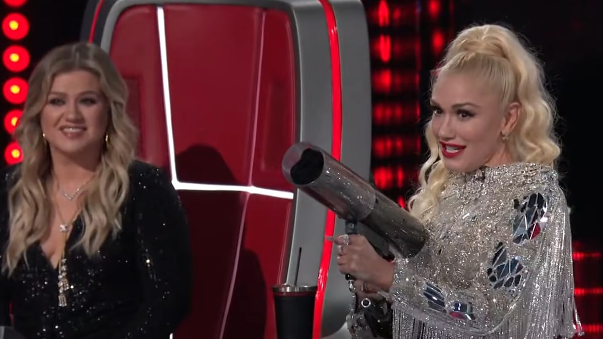 Gwen Stefani and Kelly Clarkson on The Voice